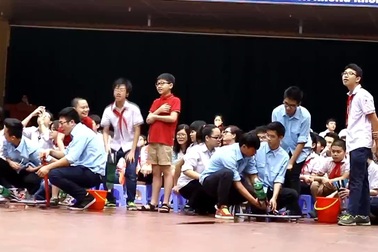 Học sinh Lomonoxop tái hiện Điện Biên Phủ trên không bằng tên lửa nước