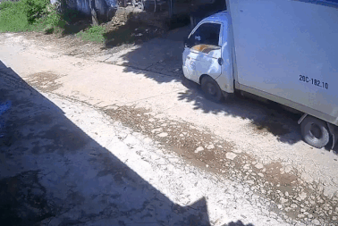 Tài xế hớt hải đuổi theo ô tô tải trôi tự do, một người đi xe máy bị xô ngã