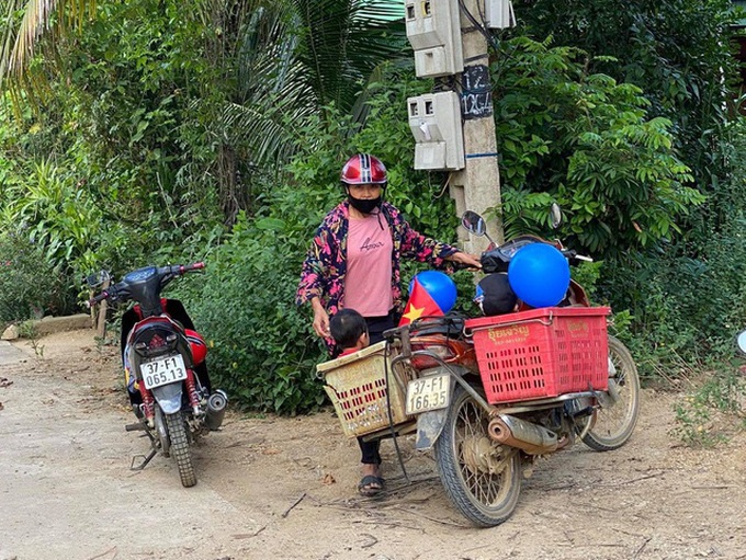 Xúc động hình ảnh người bà nghèo chở 2 cháu đi khai giảng trên chiếc xe thu mua phế liệu: Có bà, cháu có tất cả - Ảnh 2. Xúc động hình ảnh người bà nghèo chở 2 cháu đi khai giảng trên chiếc xe thu mua phế liệu: Có bà, cháu có tất cả - Ảnh 2.