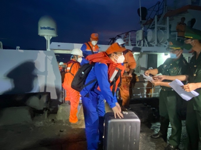 Tàu cứu hộ, cứu nạn đưa các thuyên viên vào bờ an toàn