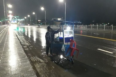 Những phận người lặng lẽ mưu sinh trong đêm Đông mưa rét