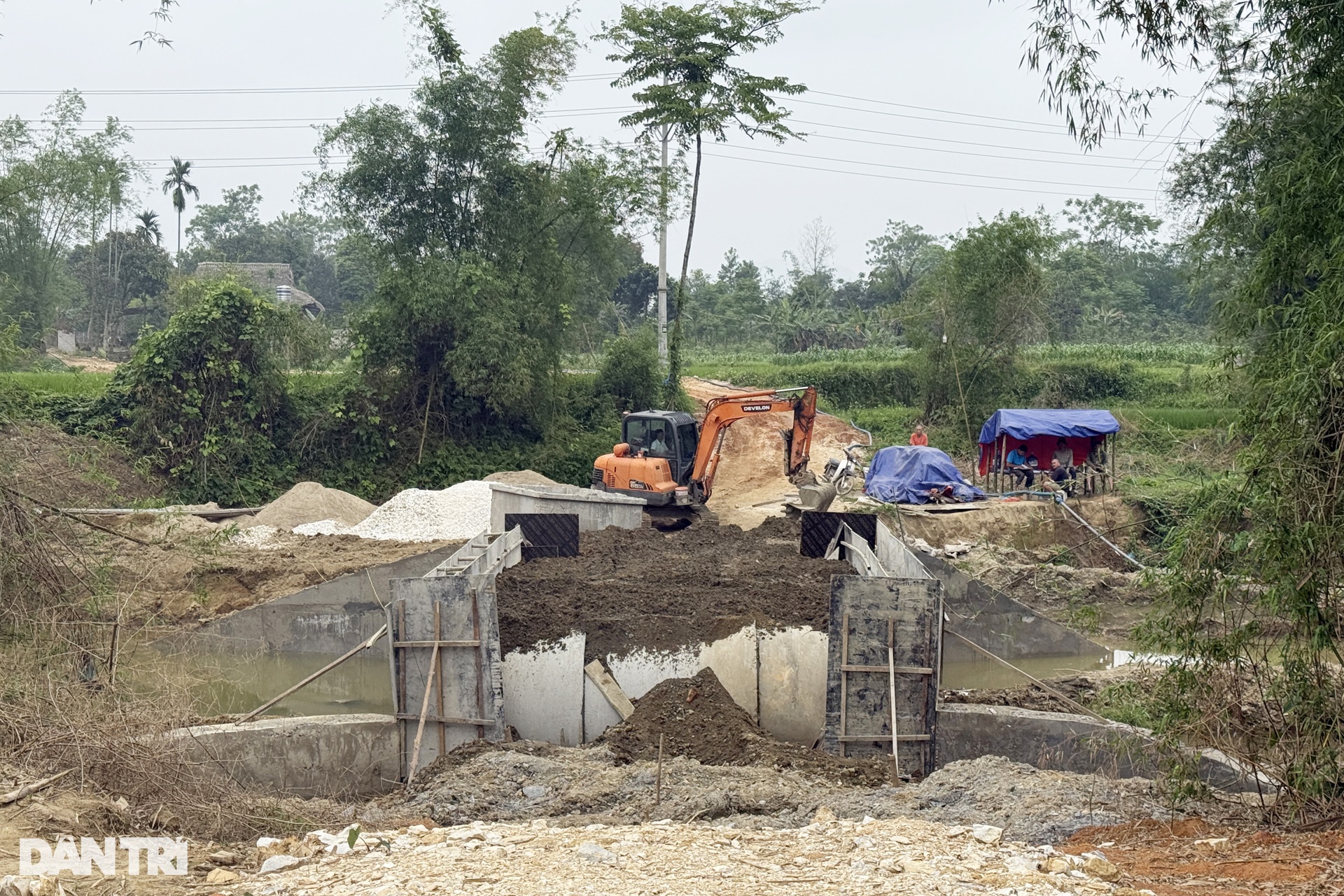 Cầu Dân trí thôn Trang Thành sắp hoàn thiện, nối đôi bờ con suối dữ - 7 Cầu Dân trí thôn Trang Thành sắp hoàn thiện, nối đôi bờ con suối dữ - 7