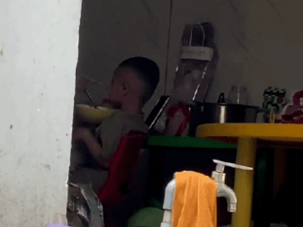 Vụ la hét, tát vào mặt khi đút cơm cho trẻ: Do cháu 3 tuổi không chịu ăn? - 2 Vụ la hét, tát vào mặt khi đút cơm cho trẻ: Do cháu 3 tuổi không chịu ăn? - 2