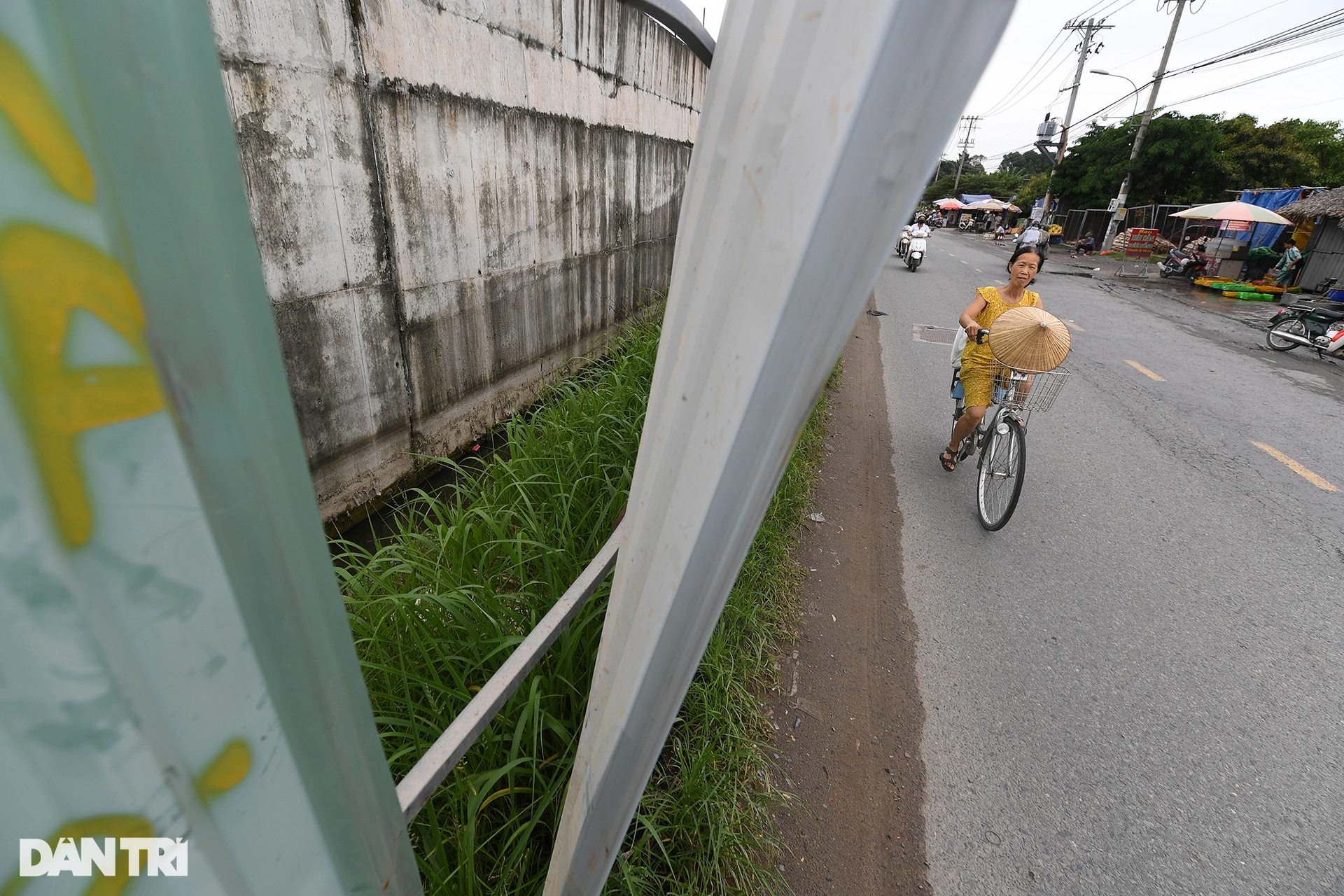 Người dân ngã nhào trên đường hẹp vì dự án cầu treo 7 năm ở TP Thủ Đức - 16