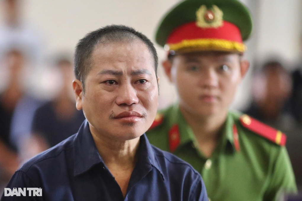 Người tự xưng Thích Tâm Phúc khóc khi ra tòa - 1 Người tự xưng Thích Tâm Phúc khóc khi ra tòa - 1