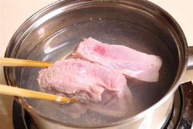 Tranh luận nảy lửa quanh chuyện "dùng nước luộc thịt để luộc rau muống"