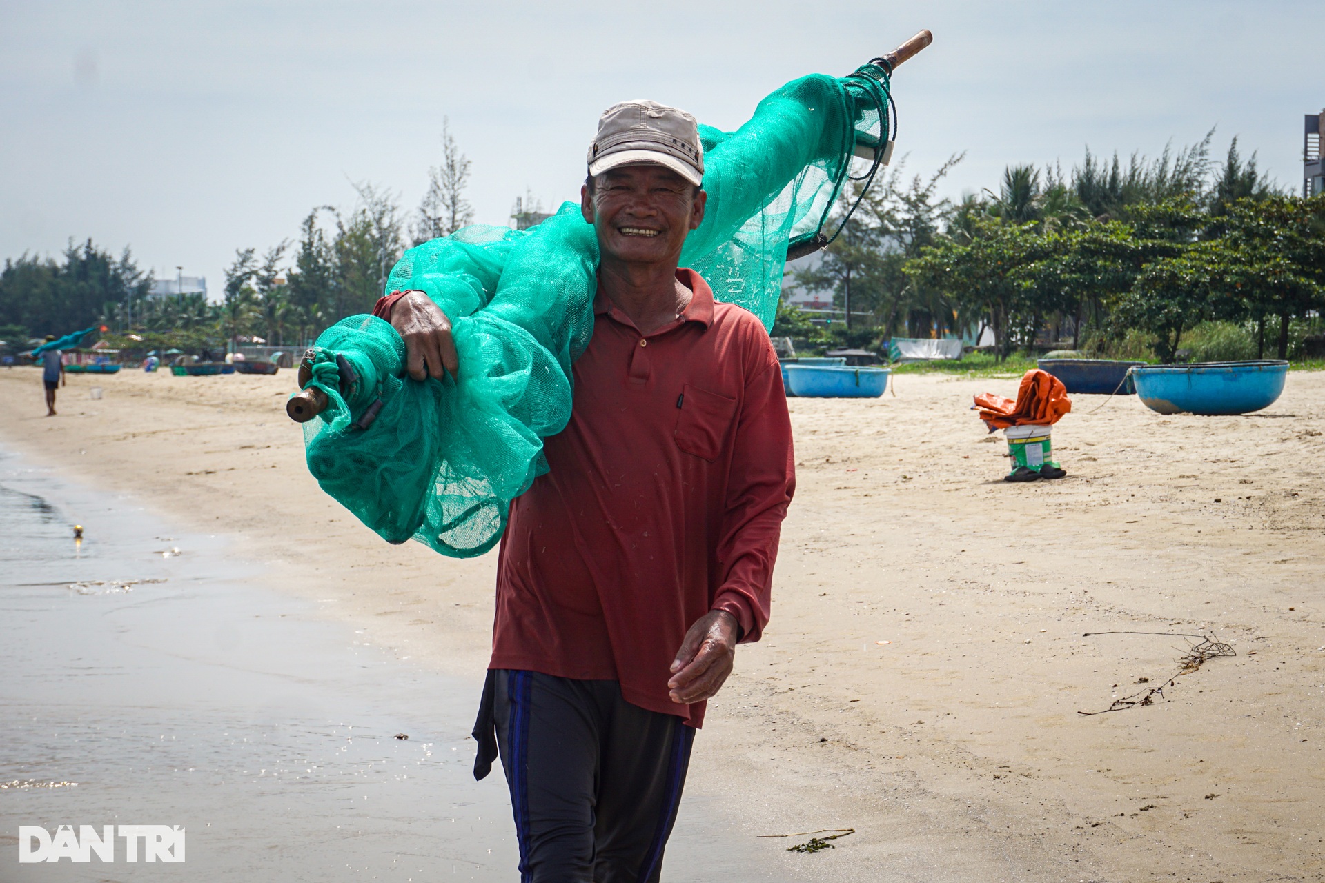 Ngư dân xoay vòng trên biển, rẽ sóng, hóng con bé tí teo - 1 Ngư dân xoay vòng trên biển, rẽ sóng, hóng con bé tí teo - 1