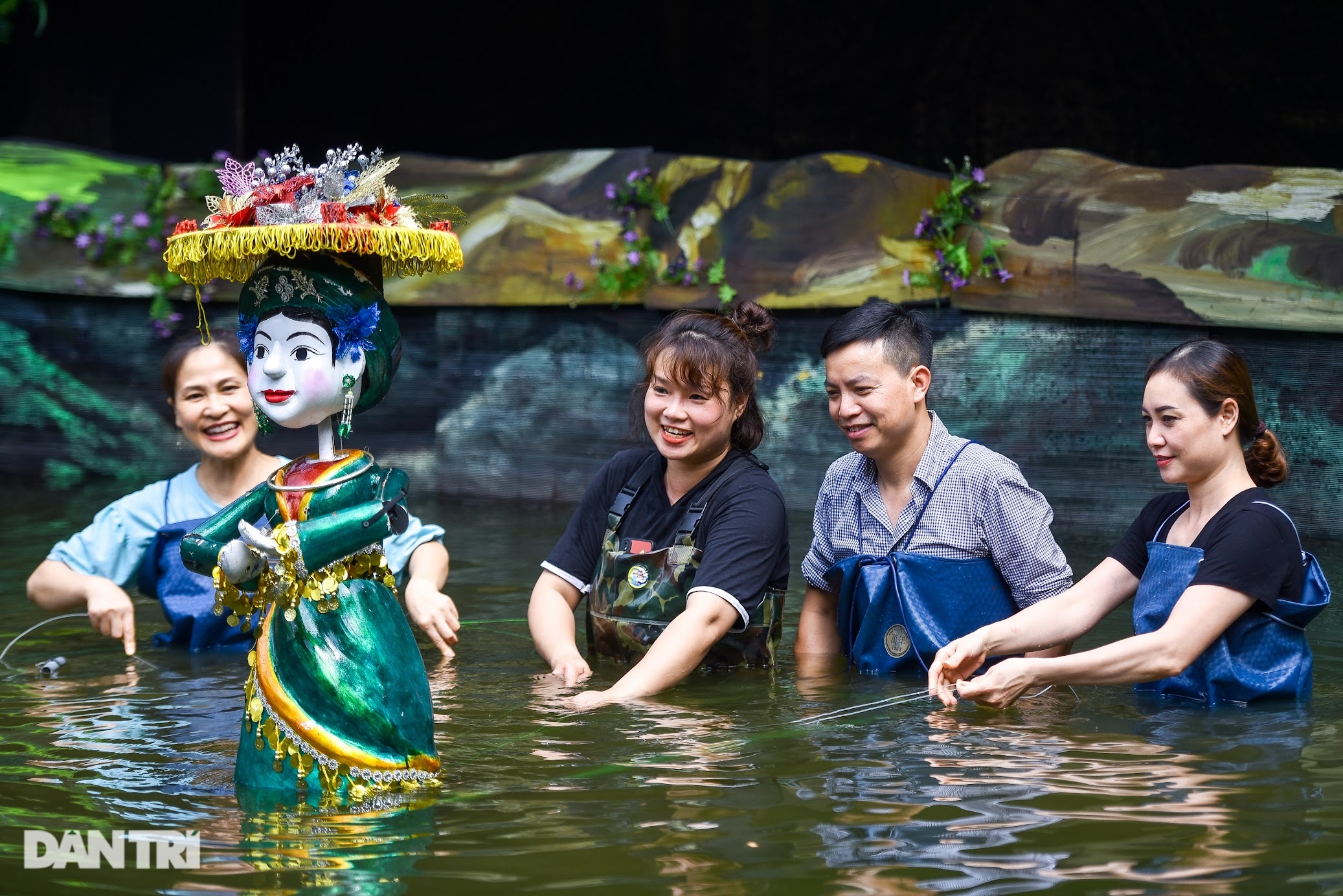 Tiết lộ về người phụ nữ 19 năm ngâm mình dưới nước, ẩn người trong bóng tối - 24 Tiết lộ về người phụ nữ 19 năm ngâm mình dưới nước, ẩn người trong bóng tối - 24