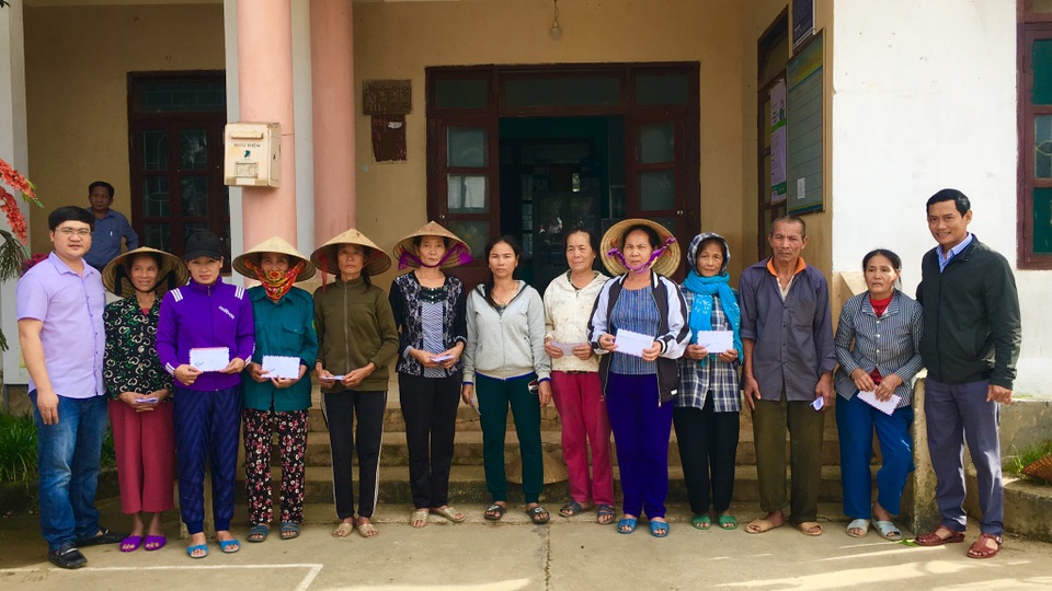 Về xã có 1.700 ngôi nhà bị lũ nhấn chìm trao quà bạn đọc Dân trí giúp đỡ - 3 Về xã có 1.700 ngôi nhà bị lũ nhấn chìm trao quà bạn đọc Dân trí giúp đỡ - 3