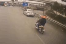 Tài xế mở cửa xe bất cẩn, đẩy người đi xe máy ngã vào đầu ô tô