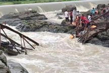 Sập cầu sau cơn mưa, 4 người chết, hàng chục người rơi xuống sông ở Ấn Độ