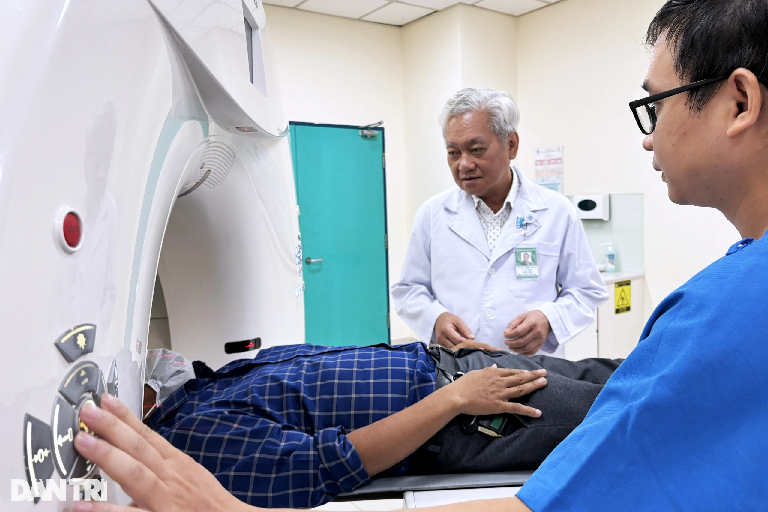 Tân Phó giáo sư y khoa tuổi 60 và nỗi lo bác sĩ bị trói mình vào máy móc - 4 Tân Phó giáo sư y khoa tuổi 60 và nỗi lo bác sĩ bị trói mình vào máy móc - 4