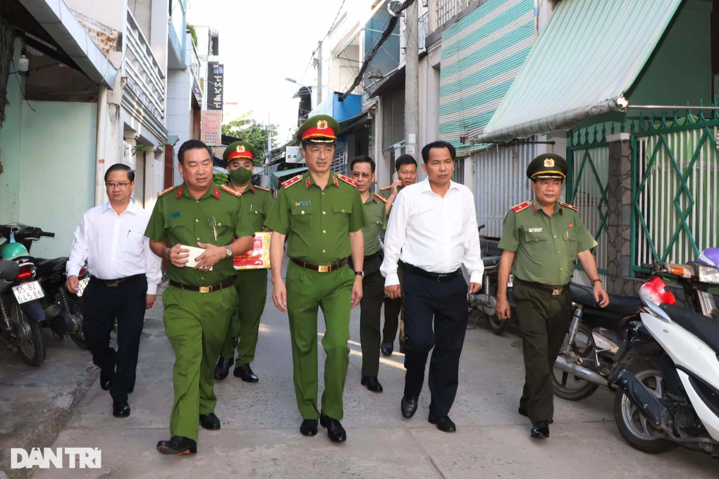 Thứ trưởng Bộ Công an: Phong trào bảo vệ ANTQ phải vừa sức, hợp lòng dân - 3 Thứ trưởng Bộ Công an: Phong trào bảo vệ ANTQ phải vừa sức, hợp lòng dân - 3