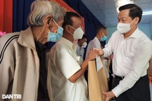 Phó Thủ tướng tặng quà Tết gia đình chính sách, người khó khăn tại Bạc Liêu