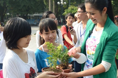 Hoa hậu Ngọc Hân hào hứng tham gia chương trình “Đổi rác lấy cây xanh”