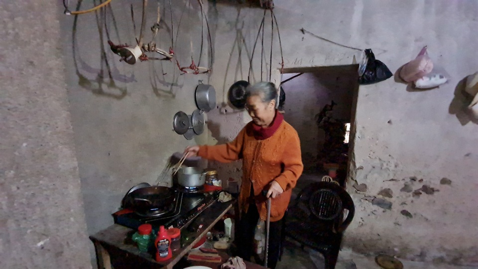 Xót xa cảnh mẹ già chăm con trai liệt nửa người - 4 Xót xa cảnh mẹ già chăm con trai liệt nửa người - 4