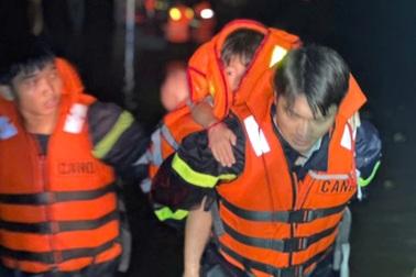 Giải cứu 127 người bị cô lập sau mưa lớn ở TPHCM