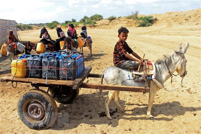 Trẻ em chờ lấy nước ở Hajjah, Yemen. (Ảnh: AFP/TTXVN)