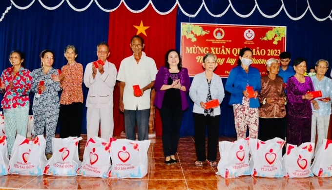 Bà Trần Thị Xuân Mai - GĐ Sở LĐ-TB&XH TP.Cần Thơ tặng quà Xuân Qúy Mão cho gia đình có công với cách mạng.
