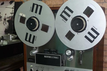 Giới trẻ thích thú "xài" đài cổ, nghe nhạc đĩa than