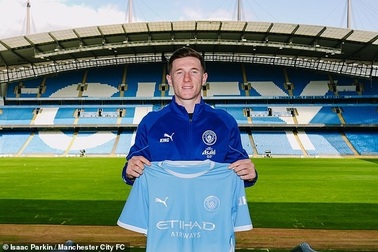 Ngôi sao Man City khiêu khích Man Utd trong ngày ký hợp đồng bom tấn