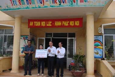 Quảng Ngãi: Bạn đọc Dân trí hỗ trợ trường học ở đảo Lý Sơn