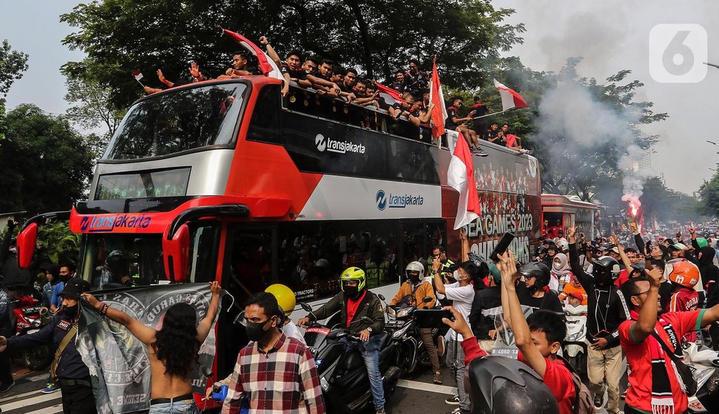 U22 Indonesia diễu hành xe bus, biển người đổ ra đường ăn mừng cuồng nhiệt - 6 U22 Indonesia diễu hành xe bus, biển người đổ ra đường ăn mừng cuồng nhiệt - 6
