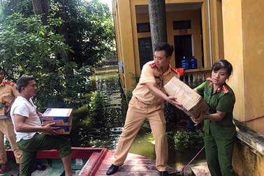 Mì tôm “đổ” về vùng lụt Chương Mỹ gấp 4 lần năm ngoái