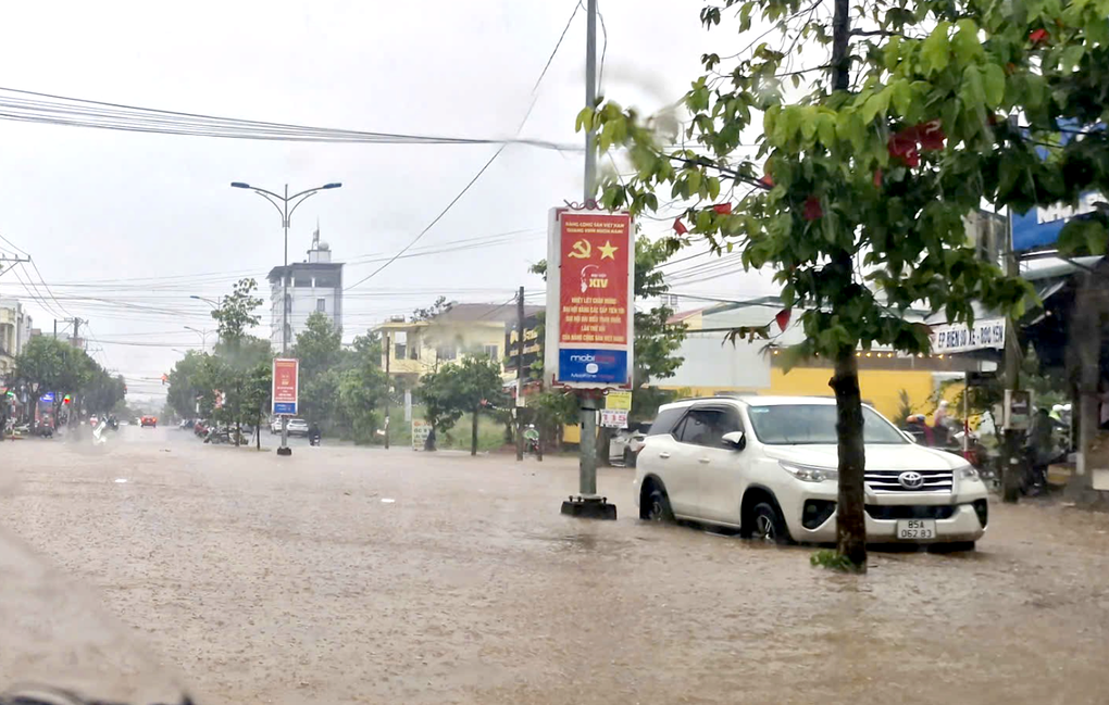 Mưa suốt 3 giờ, phố núi Bảo Lộc ngập sâu - 1 Mưa suốt 3 giờ, phố núi Bảo Lộc ngập sâu - 1