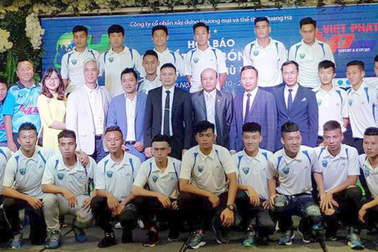 CLB Hà Nội Phù Đổng “Chắp cánh ước mơ sân cỏ - nuôi dưỡng tình yêu bóng đá”