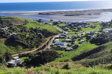 Cãi nhau với vợ, chồng mang 3 con nhỏ vào khu bụi rậm sống biệt lập