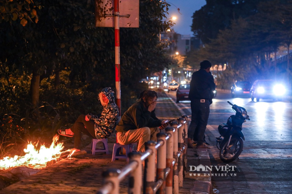 Người Hà Nội co ro, đốt lửa sưởi ấm trên phố ngày giá rét 11 độ C - 1 Người Hà Nội co ro, đốt lửa sưởi ấm trên phố ngày giá rét 11 độ C - 1