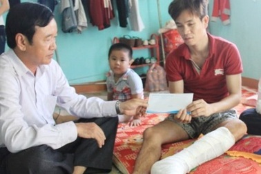 Hỗ trợ 2 ngư dân bị tàu Trung Quốc tấn công gây trọng thương