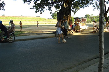 Nguy hiểm từ việc đá bóng sát đường