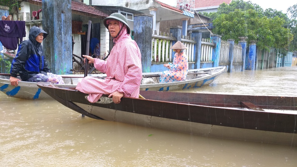 Đà Nẵng: Nhiều nơi vẫn ngập nặng, đã di dời hơn 2.500 người dân - 14 Đà Nẵng: Nhiều nơi vẫn ngập nặng, đã di dời hơn 2.500 người dân - 14