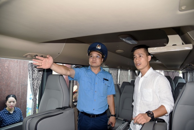 Lực lượng chức năng giải thích và chỉ rõ các vi phạm cho chủ xe, lái xe trước khi lập biên bản xử lý vi phạm