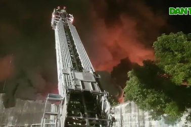 Cháy kho hàng rộng gần 1.000 m2 ở TPHCM