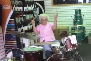 Cụ bà chơi trống sành điệu như nhạc công chuyên nghiệp 