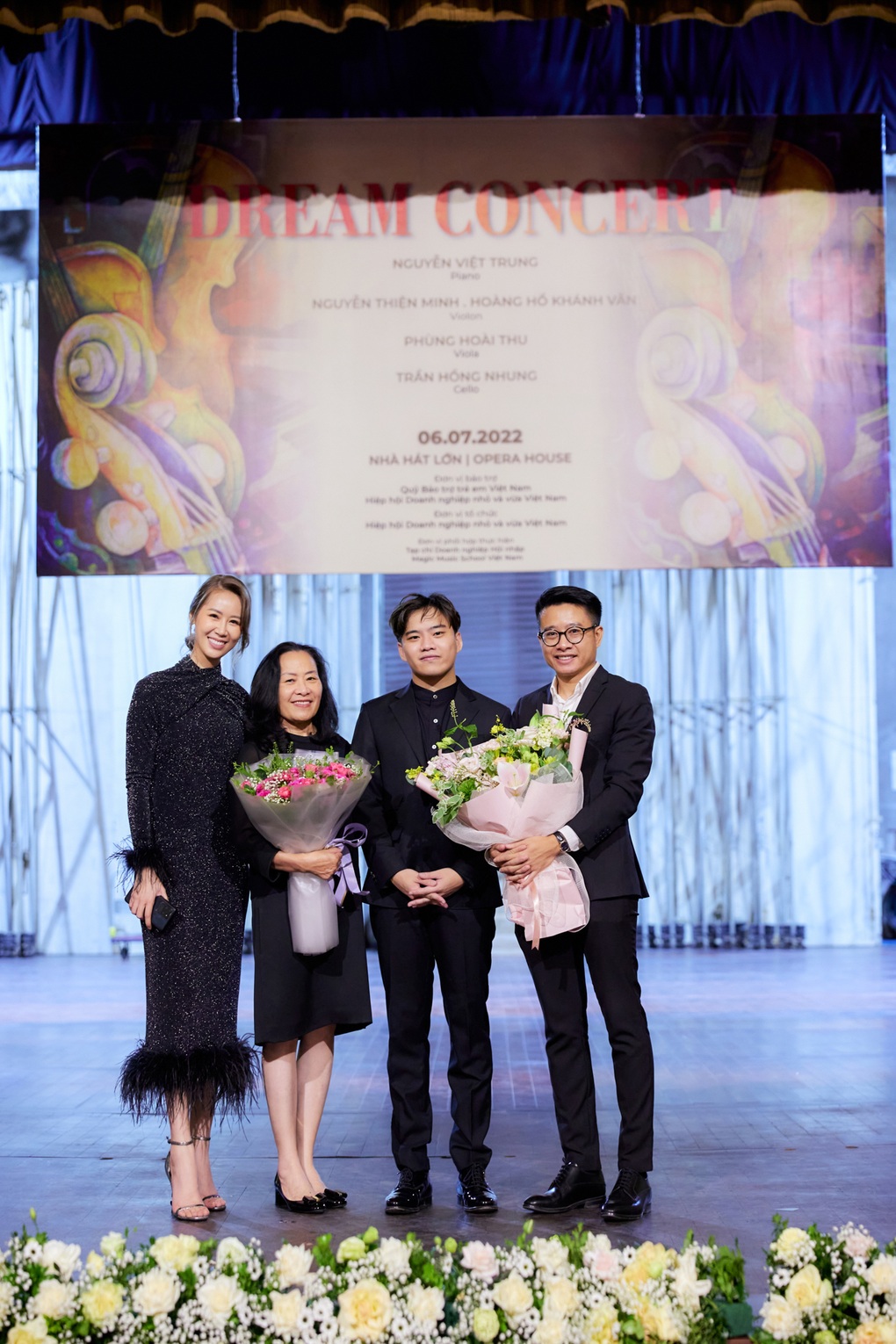 Hoa hậu Dương Thùy Linh ủng hộ thần đồng piano Nguyễn Việt Trung - 3 Hoa hậu Dương Thùy Linh ủng hộ thần đồng piano Nguyễn Việt Trung - 3