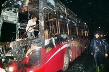 Xe khách cháy rụi, gần 40 người thoát chết