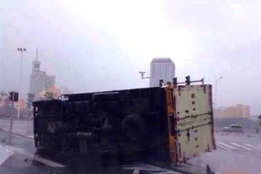 Bão Haiyan quật đổ xe tải, biển quảng cáo lớn ở Trung Quốc
