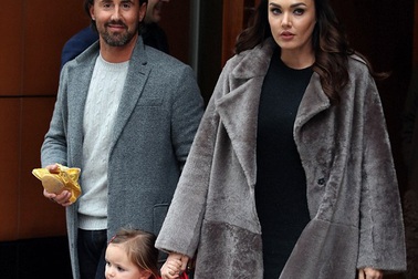 Con gái tỷ phú F1 mặc áo 4000 đô la Mỹ đi ăn trưa