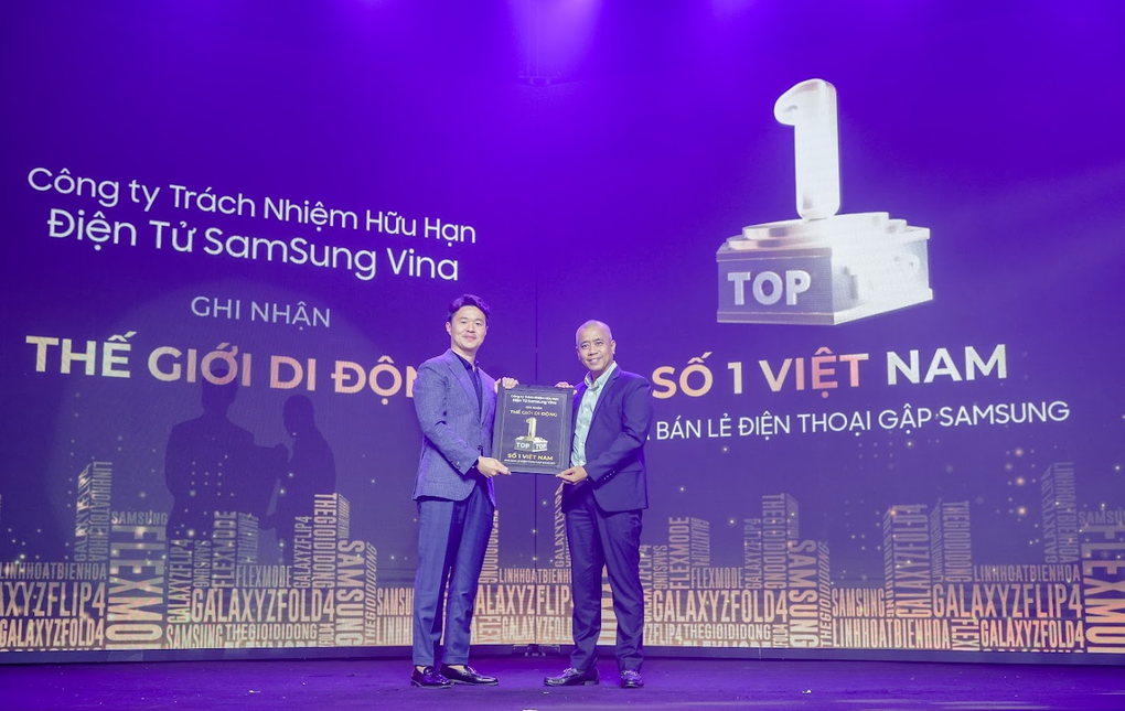 Khách hàng Thế Giới Di Động nhận Samsung Galaxy Z4 Series trước ngày mở bán - 3 Khách hàng Thế Giới Di Động nhận Samsung Galaxy Z4 Series trước ngày mở bán - 3