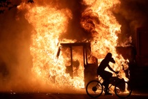 Mỹ rúng động vụ người da màu bị cảnh sát bắn trước mặt 3 con