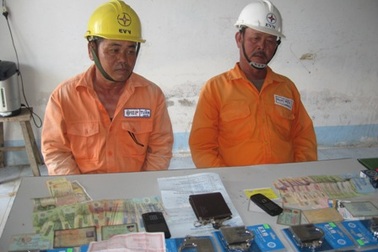 Bắt nhân viên điện lực "dỏm" đi bán ổ khóa