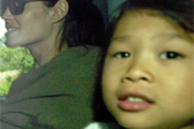  Angelina đưa Pax Thien đi kiểm tra sức khỏe