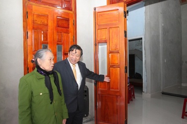 Trao tặng nhà tình nghĩa cho các đối tượng chính sách