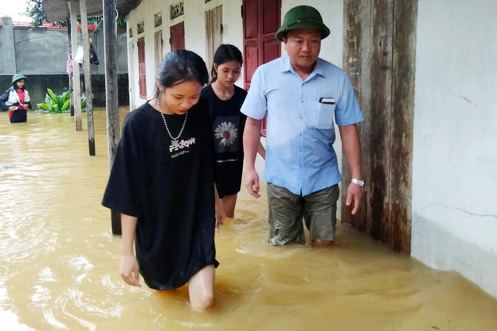 Thầy cô xuống bếp nấu cơm cho học trò vùng ngập lũ - 2 Thầy cô xuống bếp nấu cơm cho học trò vùng ngập lũ - 2