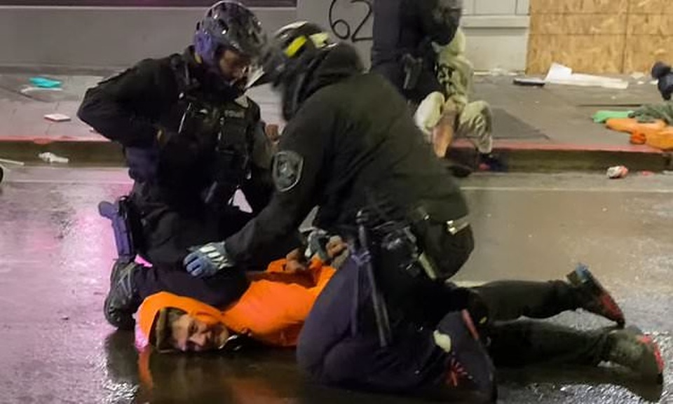 Cảnh sát Mỹ ngăn đồng nghiệp ghì đầu người biểu tình - 1 Cảnh sát Mỹ ngăn đồng nghiệp ghì đầu người biểu tình - 1