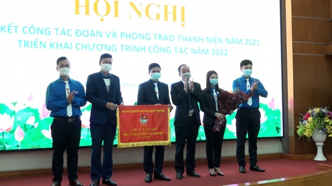 Đoàn Thanh niên TKV vinh dự nhận Cờ thi đua của Đoàn Khối DNTW cho tập thể xuất sắc trong công tác Đoàn và phong trào thanh niên năm 2021